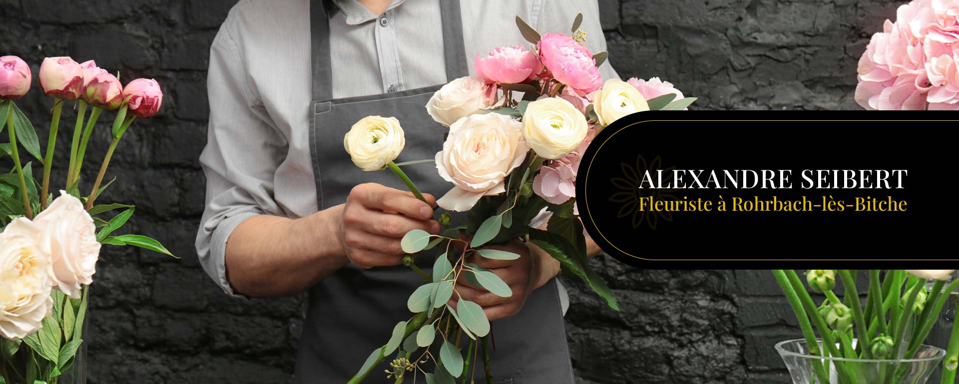 Fleuriste qui confectionne un bouquet de roses