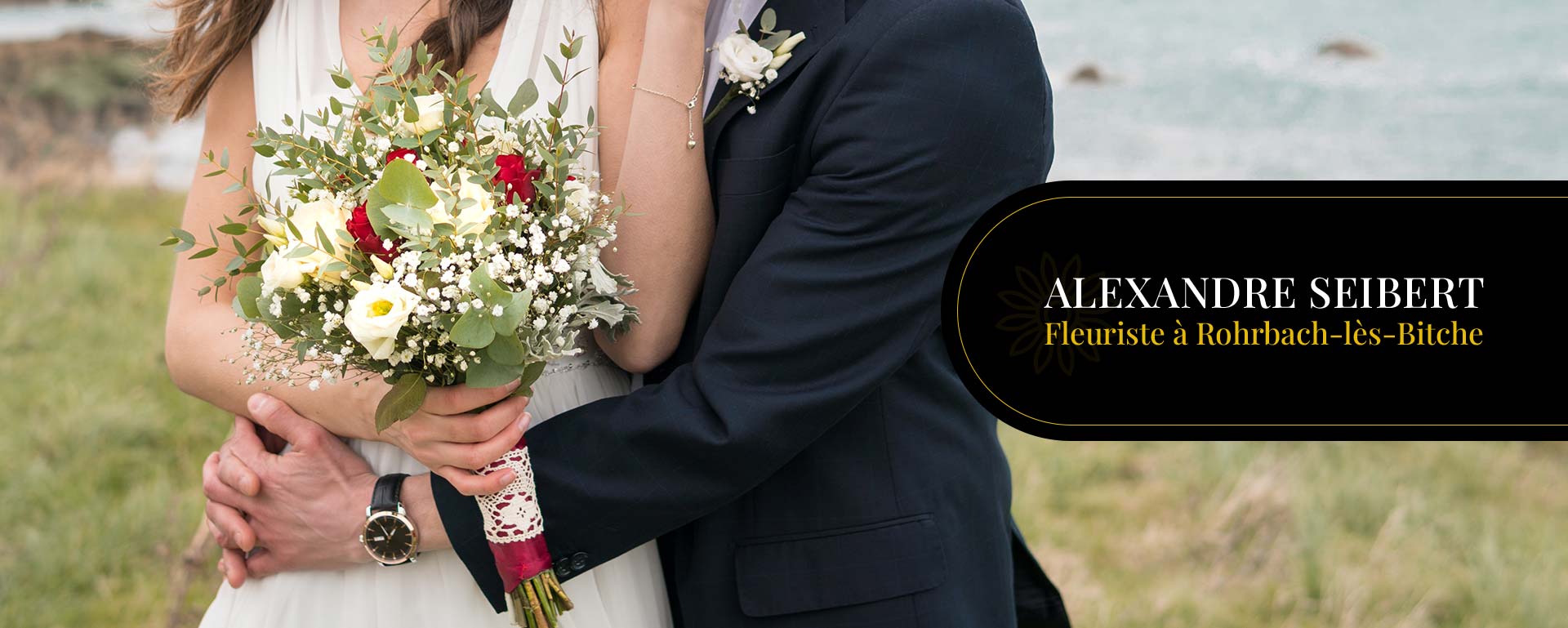 Mariés qui tiennent un bouquet de mariage